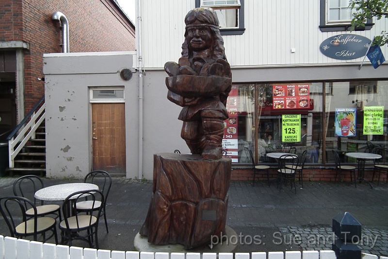 day10 0048.jpg - In the main street of Sandnessjoen